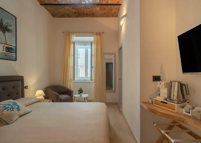 Corso Umberto בית הארחה 4*